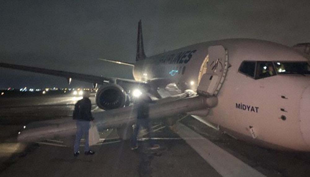 Turkish Airlines Boeing 737 Gear Collapses After Landing At