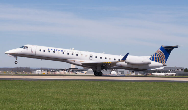 CommutAir Will Fly to Canada