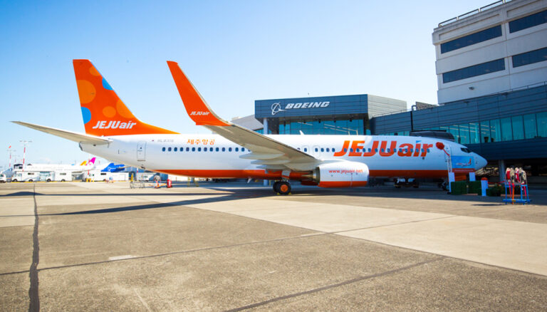Boeing Delivers First Direct Boeing 737-800NG to Jeju Air