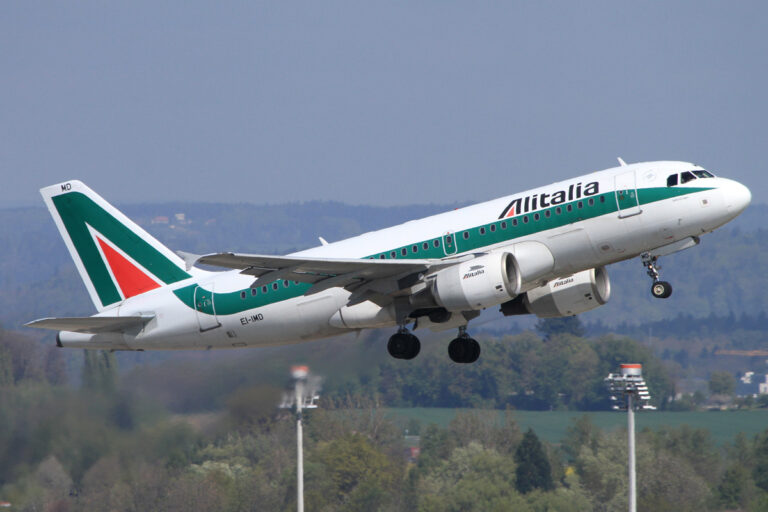 Alitalia plans to cut costs by €1bn over next three years