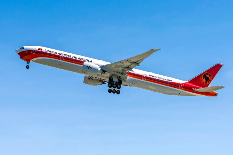 TAAG Angola Airlines receives a new Boeing 777-300ER