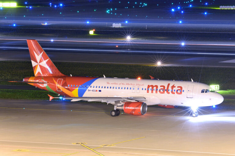 Alitalia considers buying stake in Air Malta