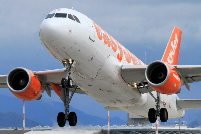 easyJet pilots call off strike