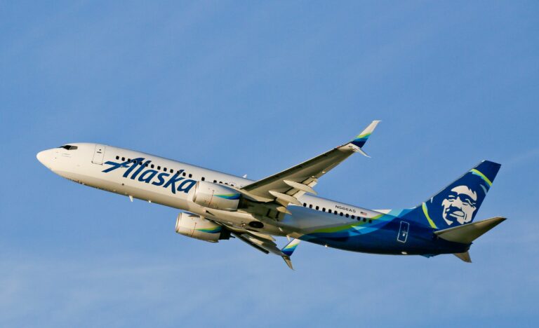 Alaska Airlines Flight Diverts Due to Odor in The Cabin