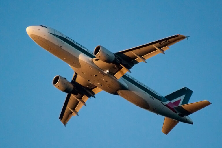 Alitalia staff set to strike over cost-cutting measures