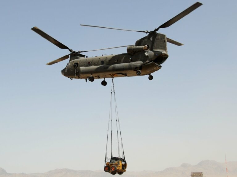 Australian Army Takes Delivery of Three New Chinook Helicopters