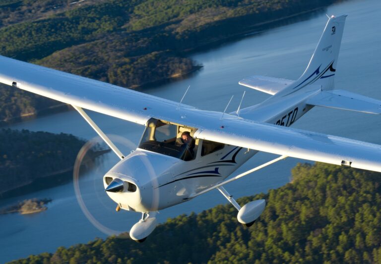 Sekolah Tinggi Penerbangan Indonesia flight school orders 25 Cessna Skyhawk aircraft