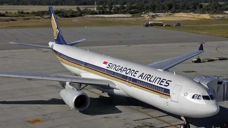Singapore Airlines Aircraft Hits Aerobridge During Pushback at Changi Airport