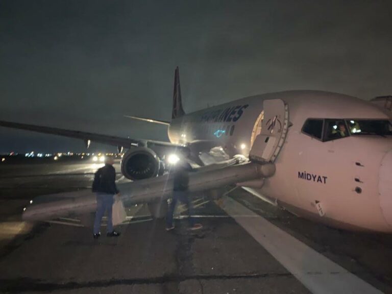 Turkish Airlines Boeing 737 Gear Collapses After Landing at Odessa
