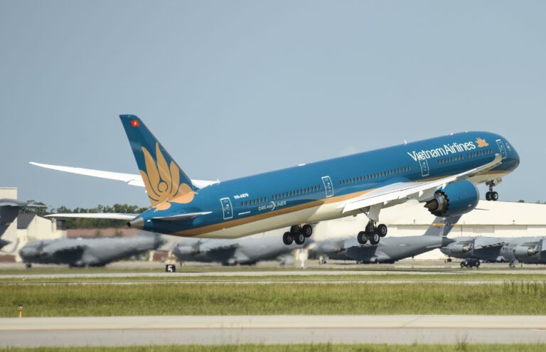 Vietnam Airlines Takes Delivery of Its First Boeing 787-10